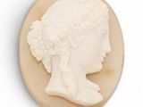 le profil d'une femme est représenté sur un camée sculpté