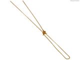un gros plan d'un collier en or orné d'une étoile