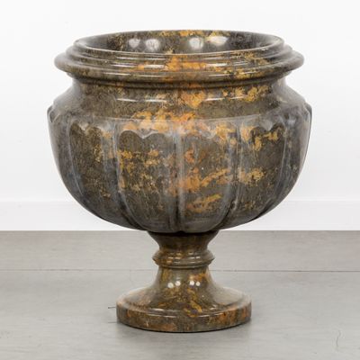 Grand vase ou urne de jardin en marbre.