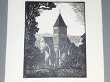 une photo en noir et blanc d'une église dans les bois