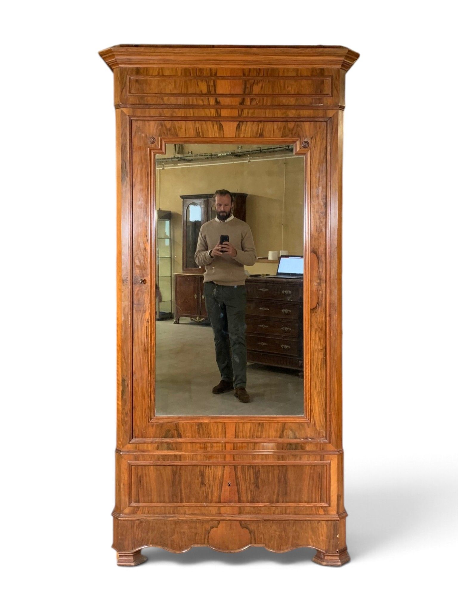 Armoire à glace en noyer et placage de noyer ouvrant par un …