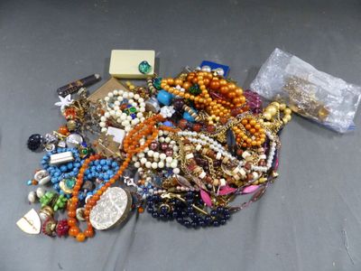 un tas de perles et de bijoux de toutes sortes posés sur une table