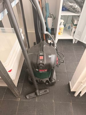 un aspirateur posé sur le sol d'une pièce