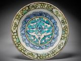 une image représentant une assiette bleue et verte ornée d'un motif