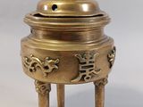 une boîte à encens ancienne en laiton, surmontée d'un lion