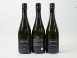 trois bouteilles de vin posées sur une table blanche