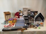 une table sur laquelle se trouvent de nombreux objets, notamment des ciseaux, des ciseaux et d'autres objets