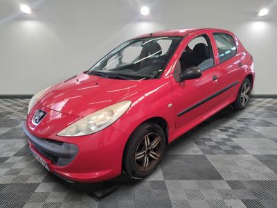 la photo d'une voiture rouge garée dans un garage