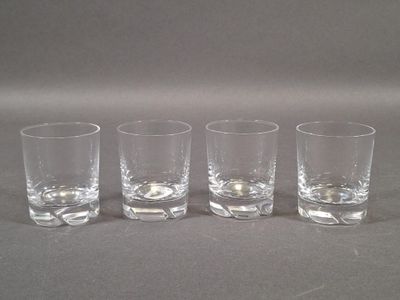 trois verres à shot posés les uns à côté des autres sur une table