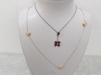 un gros plan sur un mannequin portant un collier et un autre collier