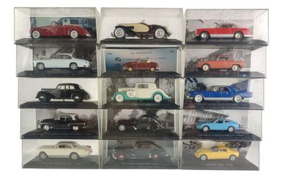 de nombreux modèles de voitures différents exposés dans une vitrine