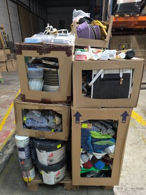 boîtes empilées dans un entrepôt