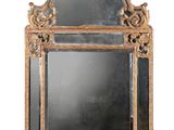 une image d'un miroir avec un cadre doré sur un fond blanc