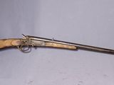 un vieux pistolet avec une crosse en bois et un étui vert