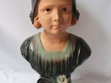 une statue de femme avec un chapeau sur la tête