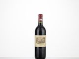 une bouteille de vin rouge posée sur une table