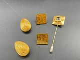un gros plan sur quatre morceaux de bois posés sur une table