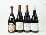 quatre bouteilles de vin sont alignées sur une surface blanche