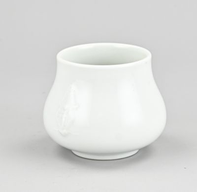 vase en porcelaine blanche avec un socle blanc sur un fond gris