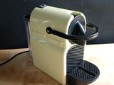 une machine à café posée sur une table