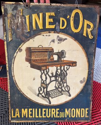 une affiche présentant une machine à coudre, posée sur une table