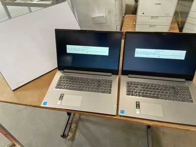 deux ordinateurs portables posés sur une table