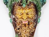une image représentant une décoration murale représentant le visage d'un homme