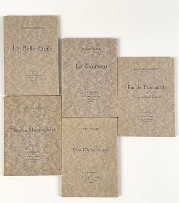 six livres posés sur une surface blanche, dont l'un est écrit en français et l'autre en français