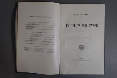un livre ouvert sur une table, sur fond noir