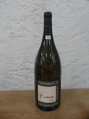 une bouteille de vin posée sur une table
