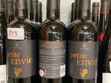 plusieurs bouteilles de vin sont alignées sur une étagère
