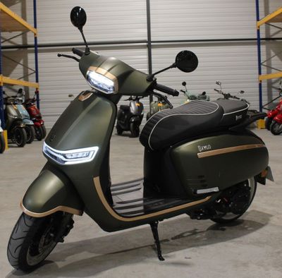un scooter garé dans un garage