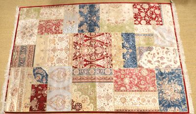 une photo d'un tapis en patchwork posé sur une table