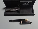 un stylo noir et une boîte noire contenant un stylo