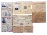 plusieurs vieux papiers sur lesquels figurait la photo d'un homme et d'une femme