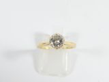 gros plan d'une bague en diamant sur une surface blanche