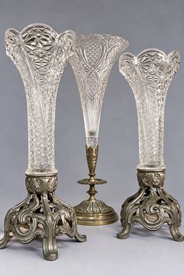 Trois vases en verre sont posés les uns à côté des autres sur une table
