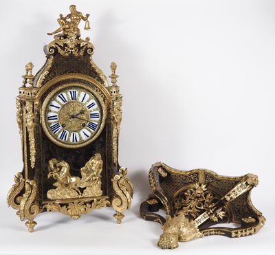 deux horloges placées l'une à côté de l'autre sur une table