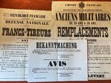 Plusieurs journaux sont posés les uns à côté des autres sur une table.