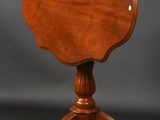 une table ancienne en acajou à plateau rabattable, reposant sur un piètement à trois pieds