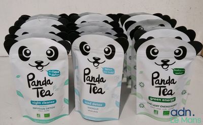 six sachets de thé au panda posés sur une table