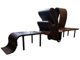 une photo d'un ensemble de trois fauteuils en cuir à dossier incurvé