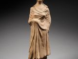 une image représentant une statue de femme portant un châle autour du cou