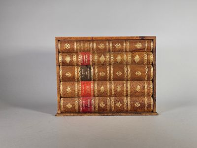 une petite boîte en bois contenant tout un tas de livres