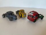 trois camions miniatures posés sur une table