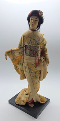 JAPON poupée Geisha vêtue d'un kimono en crêpe - H: 37 cm