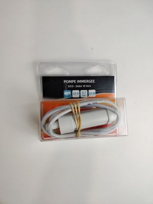 une image représentant un câble blanc relié à un appareil blanc