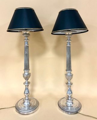 paire de lampes plaquées argent avec des abat-jours noirs