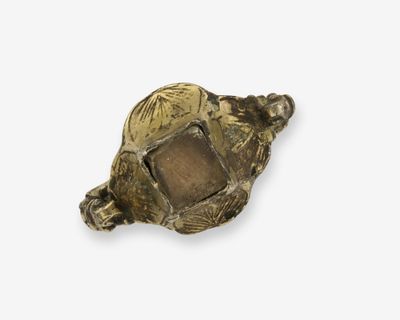 une image représentant une petite tortue en bronze avec une pierre dans sa carapace