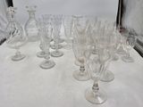 un grand nombre de verres à vin posés sur une table